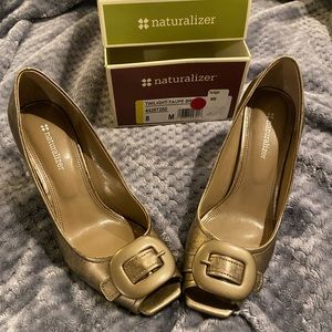 New in box stunning Naturalizer taupe bronze wide heel peep toe sz8